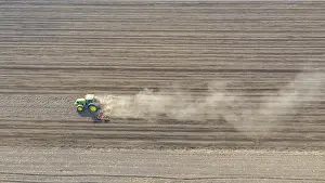 Field Work And Cultivation Imprime: Above view of tractor as pulling machine