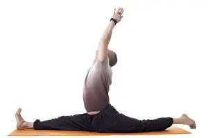 Yoga Trainer Imprime: Side view of yoga trainer posing on split