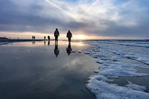 Evening Sun Germany Imprime: Walkers at sunset on the beach