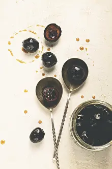 Kitchen Utensil Close Up Imprime: Walnut jam, on the table, top view