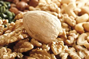 Studio Shot Background Imprime: Walnuts and mixed nuts, full format