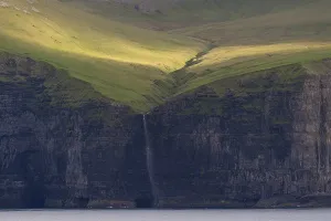 Atlantic Ocean Rock Formations Imprime: Waterfall falling over steep cliffs