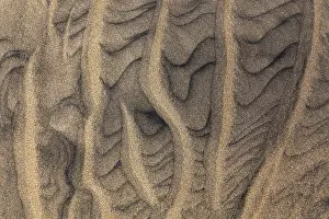 Deserted Sandy Coast Imprime: Wave pattern, structures in the sand on the sandy beach