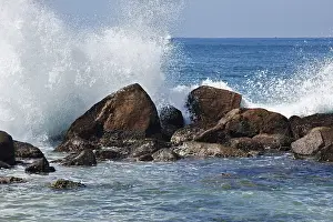 No People On The Beach Imprime: Waves breaking against the rocks