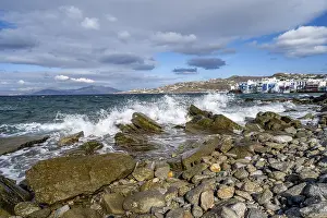 Mediterranean Beach Scene Imprime: Waves breaking between the rocks on the beach