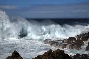 Open Air Landscapes Imprime: Waves breaking thunderously on the sharp rocks of a cliff