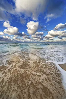 No People Beach Scene Imprime: Waves lapping on the sandy beach