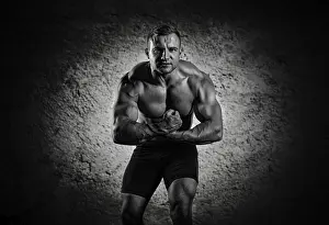 Young Man Posing Imprime: The weightlifter is posing in front of the camera