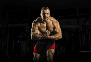 Frontal View Photography Imprime: The weightlifter is posing in front of the camera