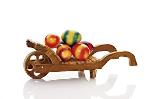 Traditional Easter Decoration Imprime: Wheelbarrow with colored easter eggs