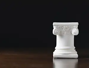 Plain Colored Background Decoration Imprime: White ionic design column on dark background