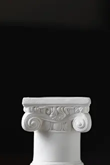 Dark Background Architecture Imprime: White ionic design column on dark background
