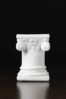 Dark Background Architecture Imprime: White ionic design column on dark background