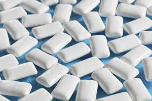 Blue Background Sweets Imprime: White rectangular Chewing gums on blue