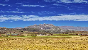 Bolivian Highland Scenery Imprime: Wide fields in front of a mountain range under a cloudy sky