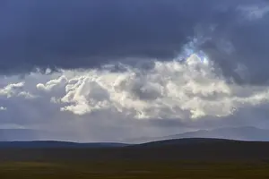Scottish Upland Landscapes Imprime: Wide landscape under a sky full of dramatic clouds and rays of light