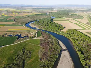 Agricultural Landscape Aerial View Imprime: A winding river, bordered by forests and fields