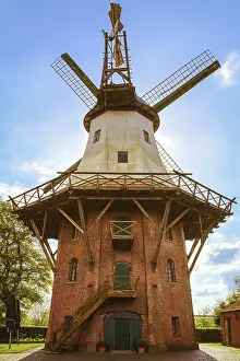 Deserted Windmill Structure Imprime: A Windmill under the Cloudy Sky