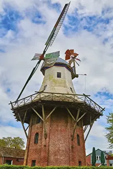 Deserted Windmill Imprime: A Windmill under the Cloudy Sky