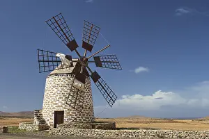 Deserted Windmill Landscape Imprime: Windmill, diagonal view from the front