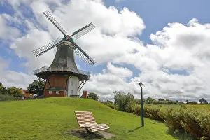 Deserted Windmill Scene Imprime: A windmill in front of a dramatic blue sky
