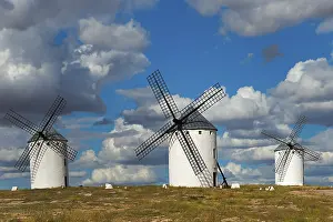 Campo De Criptana Landscape Imprime: Three windmills in front of a dramatic sky with imposing clouds