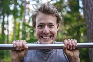 Athletic Male Portrait Imprime: Young man doing pull-ups on a pull-up bar