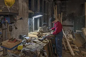 Young Man In Workshop Imprime: Young man at a Flex in his workshop
