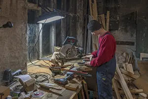 Young Man In Workshop Imprime: Young man at a Flex in his workshop