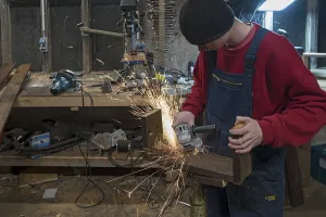 Young Man In Workshop Imprime: Young man at a Flex in his workshop