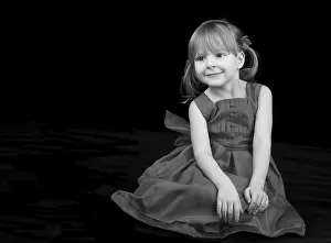 Studio Portrait Photography Imprime: Young model posing on black background