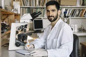 Medical Diagnosis Process Imprime: Young scientist in front of microscope
