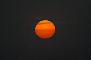Grey Sky Europe Imprime: Close up of sun