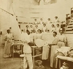 Female Medical Staff Imprime: Nurses observing an operation, 1899